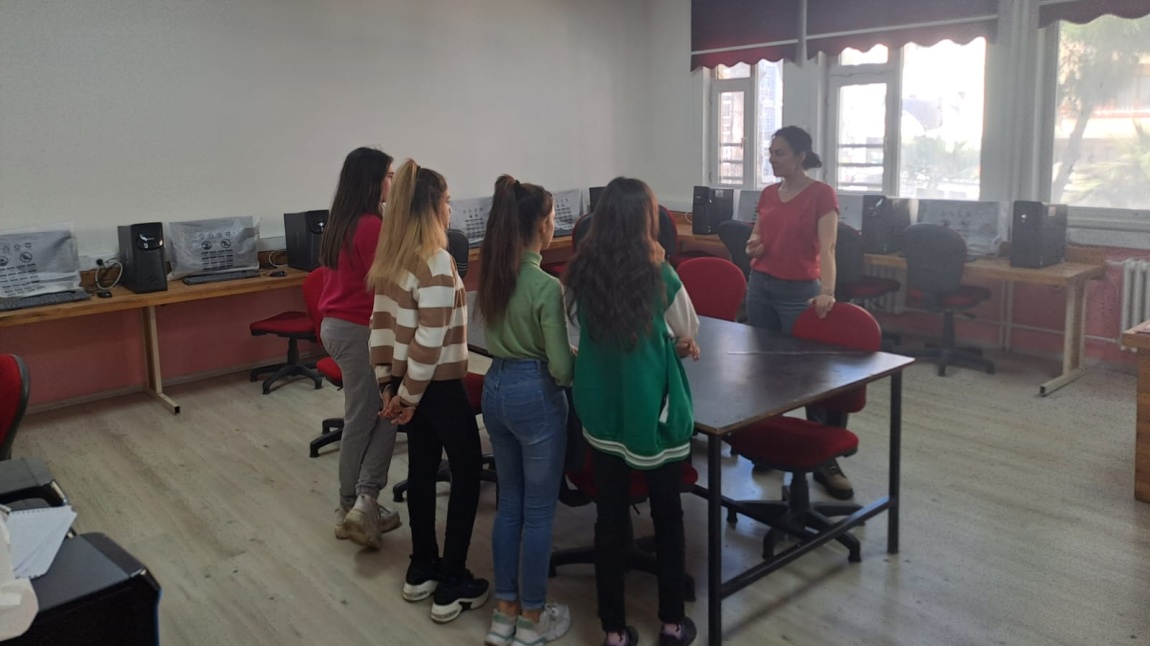 Okul tanıtımları kapsamında okulumuz 8. sınıf öğrencileri Edremit Kız Meslek Lisesini  ziyaret ettiler.